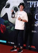 簡伯廷觀賞「歌劇魅影」。（記者邱榮吉/攝影）