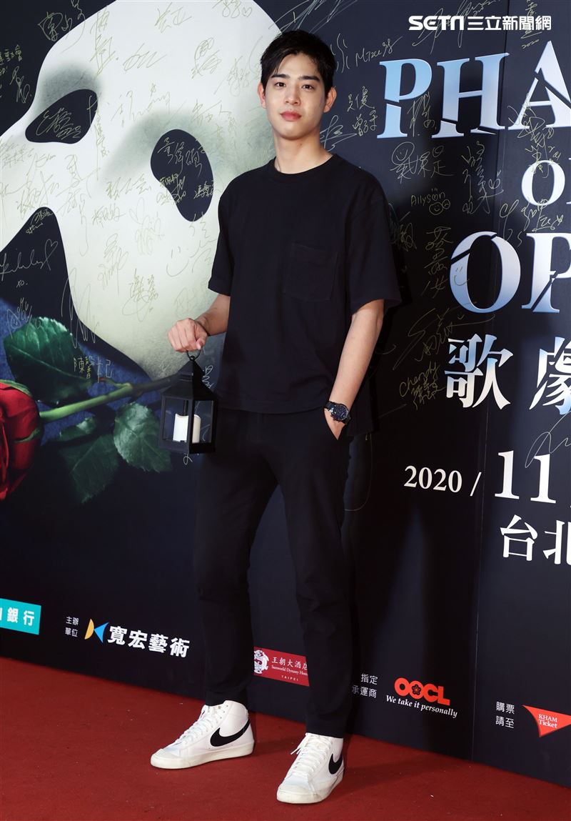 唐振剛觀賞「歌劇魅影」。（記者邱榮吉/攝影）