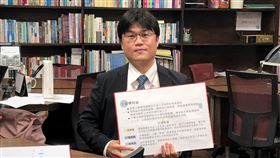 教育部高教司長說明創新條例草案政策方向為促進國家重點領域產學合作，行政院26日通過「國家重點領域產學合作及人才培育創新條例」草案，將送立法院審議。教育部高教司長朱俊彰受訪說明政策方向。中央社記者陳至中攝  109年11月26日