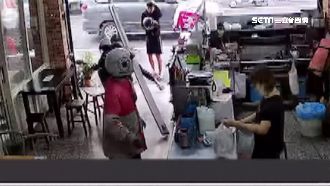暴衝撞進早餐店　友人嚇傻摸頭愣3秒