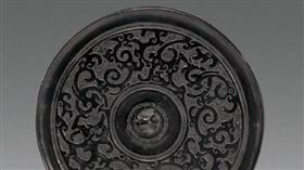 ▲古銅鏡都以背面展示。（圖／取自故宮網站）