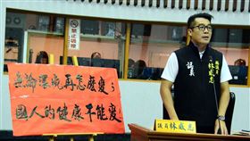 涉詐領助理費  法院裁定縣議員林威志百萬元交保台東國民黨籍縣議員林威志遭檢舉涉嫌詐領約新台幣50萬元助理費；台東地檢署26日上午表示，檢察官漏夜偵訊26日上午以有串證之虞等理由聲押，法院裁定100萬元交保。圖為林威志11月在縣議會定期會中質詢食安問題。（台東縣議會提供）中央社記者盧太城台東傳真  109年11月26日