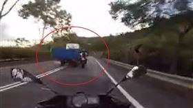 貨車,超車,機車,車禍,逼車,切入（圖／翻攝 重機車友，各區路況、天氣回報中心）