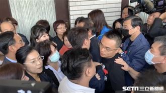 藍綠推擠進場！　綠委順利卡位主席台