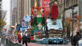 紐約梅西百貨感恩節遊行  花車待命出發第94屆梅西百貨感恩節遊行於紐約時間26日舉行，多輛花車在曼哈頓中城34街待命出發。中央社記者尹俊傑紐約攝  109年11月27日