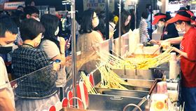 ▲道地韓國美食，匠人魚板、新堂洞辣炒年糕大排長龍。（圖／業者提供）