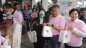 雲林碗粿父女台中沙鹿擺攤　顏清標到場相挺雲林縣林姓碗粿業者以誠信教導女兒賣碗粿，教育理念獲大甲鎮瀾宮董事長顏清標（前右2）認同，顏清標14日特邀林姓業者到台中沙鹿擺攤，還預訂50條蘿蔔糕送給前50名排隊民眾。中央社記者郝雪卿攝　109年11月14日