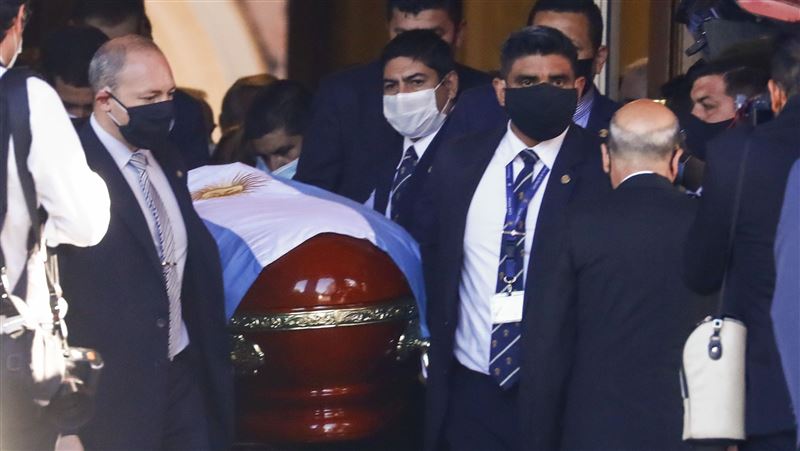 扯！禮儀人員開棺與馬拉度納遺體合照