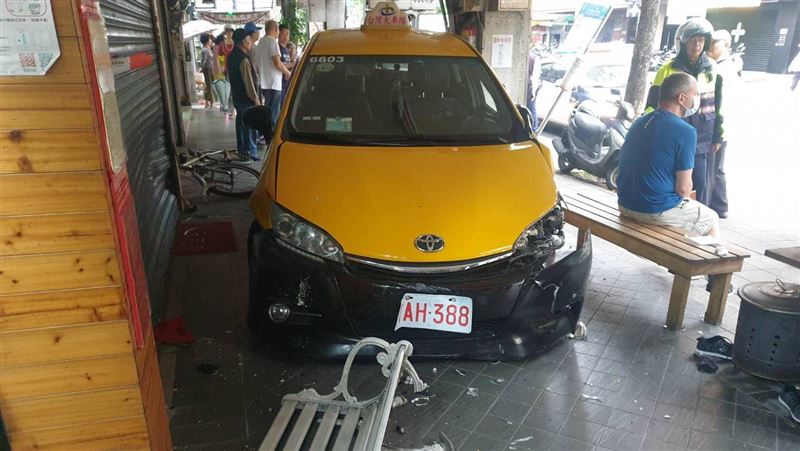 木柵計程車衝上騎樓　3行人遭撞