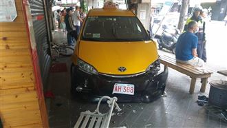 木柵計程車衝上騎樓　3行人遭撞