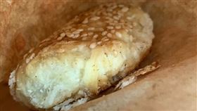 ▲ 燒餅窯烤撒上白芝麻香氣撲鼻而來。（圖／社群中心提供）