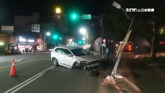 疑打瞌睡自撞路燈　車頭撞爛駕駛無傷