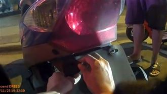 車燈不亮被扣車牌　台中騎士控警硬拔