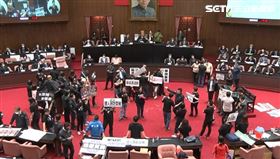 邱顯智站在椅子質詢蘇貞昌，場面混亂