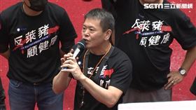 國民黨林為洲質詢時間，在議場中央自備麥克風開講。