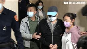▲龍巖創辦人李世聰，全身包緊，因身體不適，有員工陪同下離開地檢署。（圖／記者楊佩琪攝）