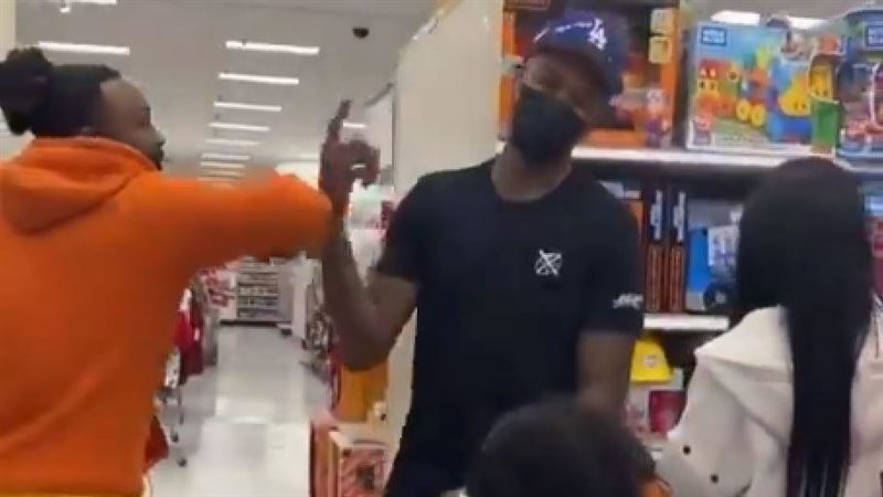NBA／黑人問號！球迷當面提偷拍門