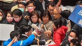 立院朝野爆推擠  現場豬皮內臟滿天飛（2）行政院長蘇貞昌27日第13度赴立法院施政報告，國民黨團仍祭出杯葛手段阻擋，朝野立委爆發推擠，國民黨立委朝台上丟豬皮與內臟。中央社記者鄭清元攝  109年11月27日
