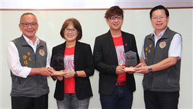 舊匠樂團創作歌曲獲獎肯定　苗縣府表揚苗栗縣舊匠樂團成員蔡芸芸（左2）、梁智凱（右2）共同創作的歌曲榮獲蔣渭水文化基金會詞曲創作比賽金獎，縣長徐耀昌（左）27日接見表揚。中央社記者管瑞平攝　109年11月27日