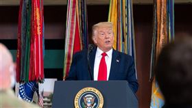 美國總統川普（圖）在投票日自稱勝選，還矢言要求最高法院停止計票，這讓一些美國人最擔心的夢魘「川普破壞民主程序」成了真實。（圖取自facebook.com/WhiteHouse）