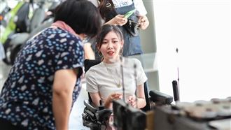 被推下樓、譏假殘　罕病女成最美麻豆