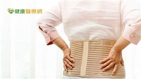 不明原因下背痛，特別是長期下背有著「悶痛感」，就得懷疑可能是骨鬆引起的脊椎壓迫性骨折。