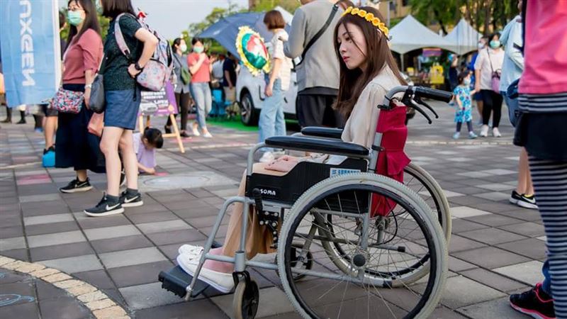 搭公車常遭拒載　罕病女模真實生活曝