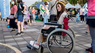 搭公車常遭拒載　罕病女模真實生活曝