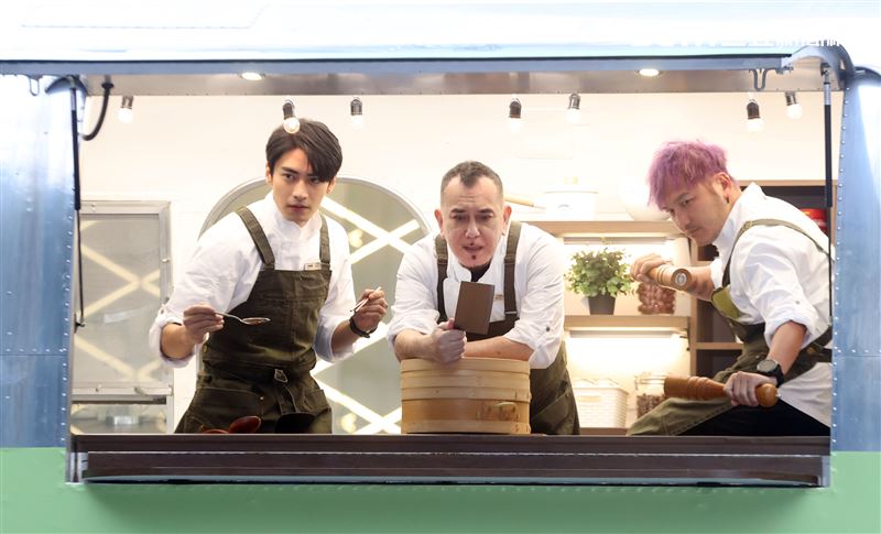 黃秋生、KID林柏昇、宋柏緯 「開著餐車交朋友」開鏡。（記者邱榮吉/攝影）