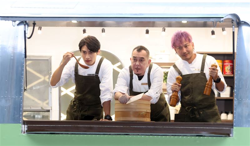 黃秋生、KID林柏昇、宋柏緯 「開著餐車交朋友」開鏡。（記者邱榮吉/攝影）