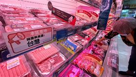 政院訂定萊豬進口查核機制含萊劑美豬民國110年起將開放進口，行政院26日上午召開行政院會，針對萊豬進口，定調赴美查廠、新增貨號、逐批查驗、清楚標示、嚴格稽查等5大管理措施，盼消除民眾食安疑慮，為國人健康把關。圖為大賣場陳列台產豬肉品供消費者選購。中央社記者裴禛攝  109年11月26日