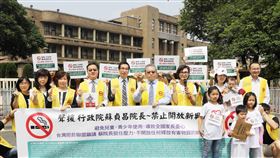 去年5月時董氏基金會曾陪同台灣拒菸聯盟代表到行政院陳情。（圖／董氏基金會提供）