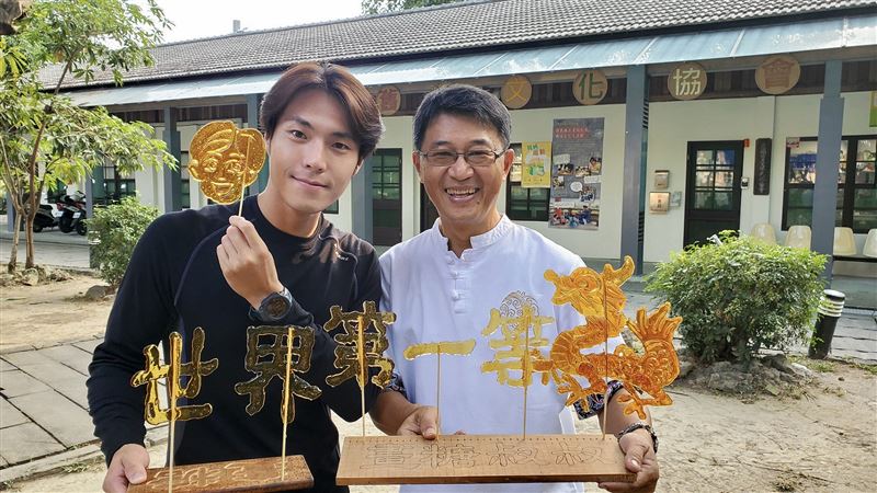 徒手抓大尾鱸鰻　唐振剛全靠一張嘴