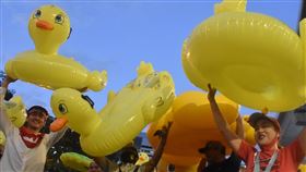 泰國反政府示威人士舉著小鴨充氣玩偶泰國反政府示威人士27日聚集在曼谷北邊的拉拋路口，表達反對政變的訴求。抗議人士舉著充氣的小鴨玩具，為抗議增添歡樂氣氛。中央社記者呂欣憓曼谷攝　109年11月27日