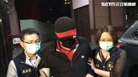 ▲寶佳資產投資主管邱男抵達北檢複訊。（圖 / 記者楊佩琪攝）