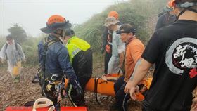 男子墜落50公尺廢棄礦坑　頭部重創意識不清27歲陳姓男子29日與友人到新北市瑞芳區茶壺山登山，不慎失足墜落約50公尺深的廢棄礦坑，搜救人員將陳男救出後，陳男已意識不清，不僅頭部和下巴受到重創，胸口也有多處瘀傷，立即送往基隆長庚醫院治療。（讀者提供）中央社記者王朝鈺傳真　109年8月29日