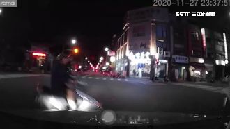 小黃直撞闖燈機車　騎士噴飛波及4車