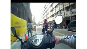 通緝,苓雅分局,三角錐,襲警