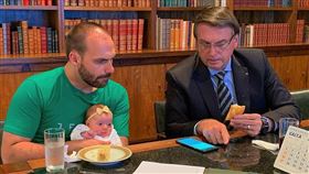 巴西副總統莫勞27日表示，中國駐巴西大使館利用社群媒體發布聲明駁斥總統波索納洛（右）兒子愛德華多（後左）的網路發文，是「外交上的錯誤」。（圖／翻攝自facebook.com/bolsonaro.enb）
