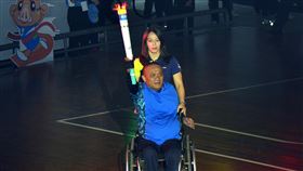 109全障運開幕  郭婞淳任神秘嘉賓109全國身心障礙國民運動會27日晚間在台東舉行開幕典禮，舉重女神郭婞淳（後）擔任神秘嘉賓，護送身障桌球選手陳富貴（前）點燃聖火。中央社記者盧太城台東攝  109年11月27日