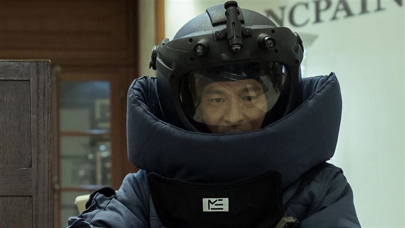 街頭驚見不明物　野生男神戴義肢拆彈