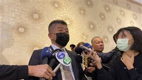 指揮中心指揮官陳時中，今中午出席台灣教授協會30週年感恩餐會時受訪表示，將持續檢視移工政策、研究移工PCR證明有效性、移工需求等，防堵秋冬疫情反撲。（圖／記者簡浩正攝影）