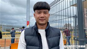 富邦賴鴻誠在黑豹旗為平鎮高中學弟加油。（圖／記者王怡翔攝影）