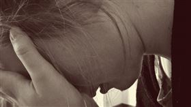 在台灣，婆媳問題持續存在著，懂得處理好婆媳關係的人也大有人在，不過萬一處的不好問題就可大了。一名死者生前PO文指出嫁來的這幾年天天看婆婆的臉色、被無視，每天都過的膽戰心驚，沒有力氣再活下去。貼文一出，網友、親友紛紛留言哀悼。女生,哭泣,自殺,崩潰,絕望,失落,煩惱。（圖／翻攝自Pixabay）