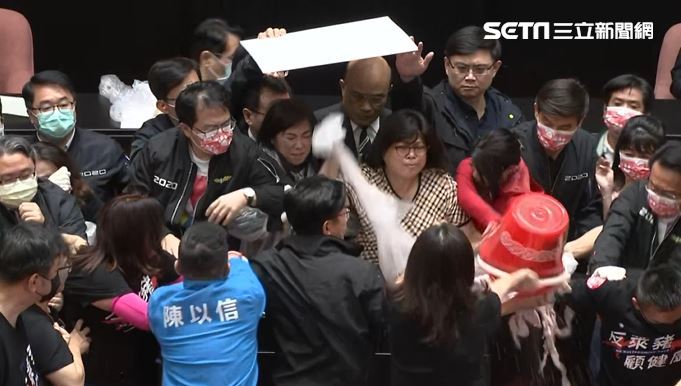 她徒手抓豬腸戰藍營　雞排妹也被圈粉