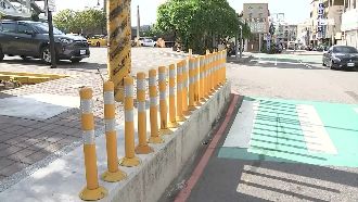 防撞軟桿插整排人行道　網：比香爐密