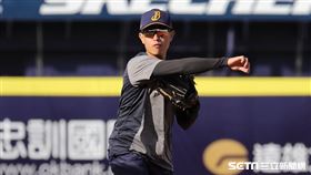 ▲中信兄弟二壘手吳東融賽前練習。（圖／記者劉彥池攝影）