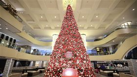 台北晶華酒店巨型耶誕樹一年一度的耶誕節即將到來，台北晶華酒店樓高三層的巨型耶誕樹已就定位，今年雖然取消點燈儀式，但加碼演出「耶誕組曲燈光秀」。（台北晶華酒店提供）中央社記者余曉涵傳真　109年11月28日