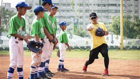 ▲林子偉回母校高雄忠孝國小指導技術。（圖／國泰金控提供）