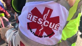 泰國志願醫療小組手綁紅色十字臂章泰國反政府抗議場合可以見到4到5人一組的醫療小組四處穿梭，查看是否有人需要幫助。這些志願者手臂上會綁著紅色十字臂章。中央社記者呂欣憓曼谷攝  109年11月28日